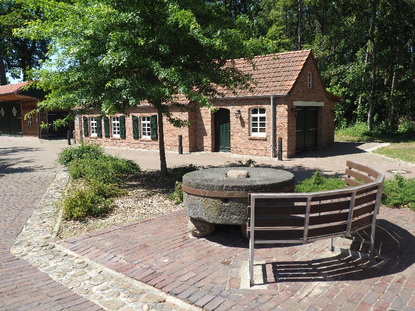 Steinerbude mit Rastplatz 850